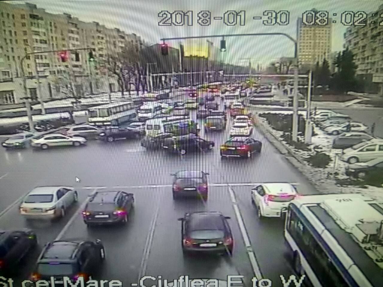 Служба InfoTrafic сообщила о четырех ДТП и пробках в столице