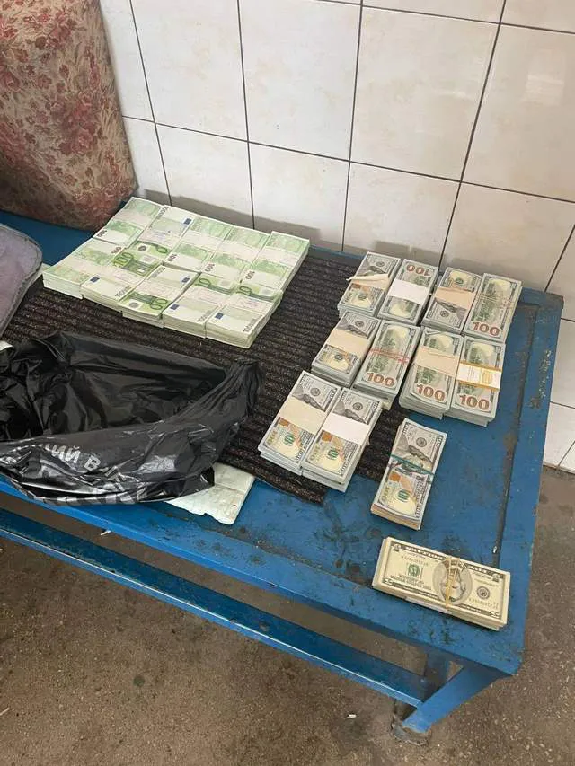 Двое украинцев пытались проехать в Румынию с валютой на сумму 33 млн гривен