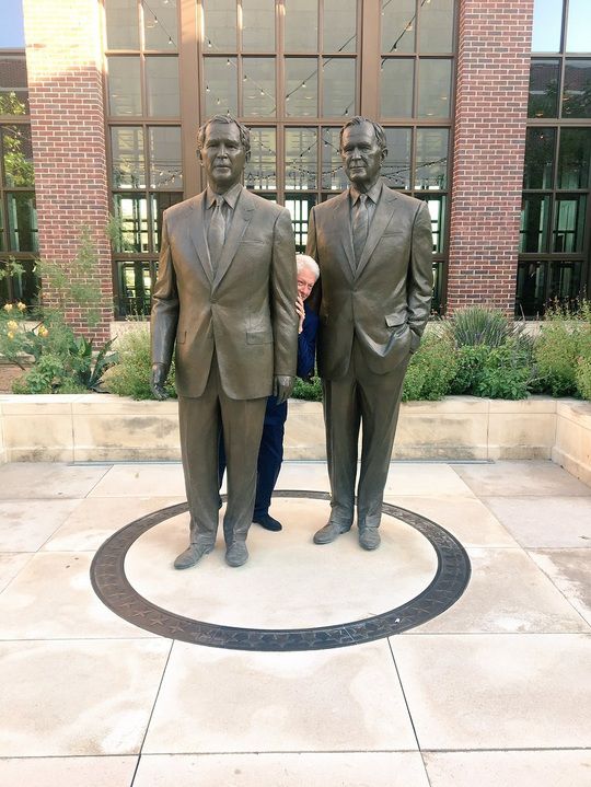 Bill Clinton se ascunde între cei doi Bush, într-o imagine virală pe Internet