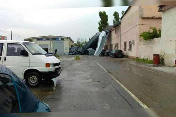 В Приднестровье ветер повалил деревья, опору ЛЭП и снес крышу зданию МВД