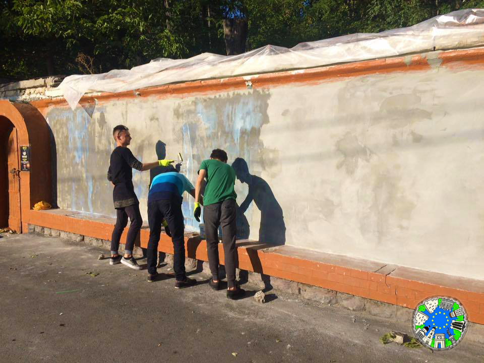 Pe fațada fostei berării din parcul Valea Morilor a apărut o broderie în stil tradițional