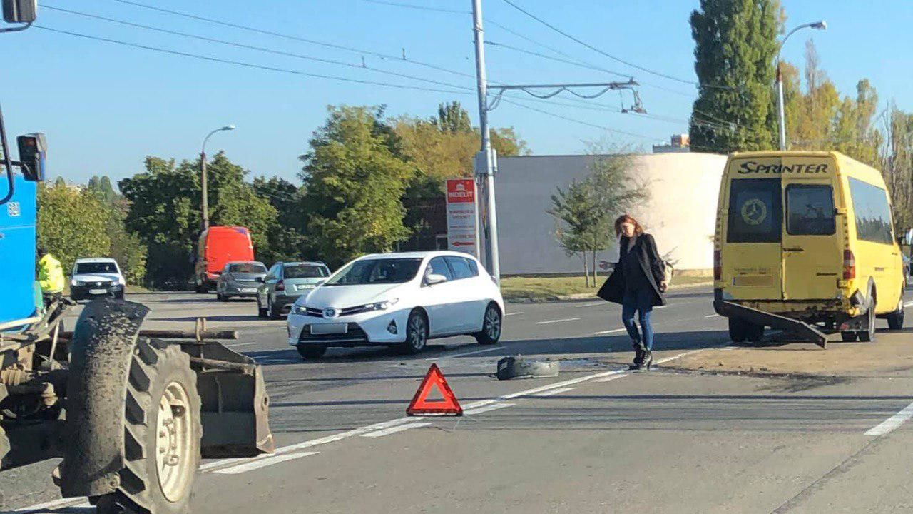 В столице столкнулись два микроавтобуса и легковушка