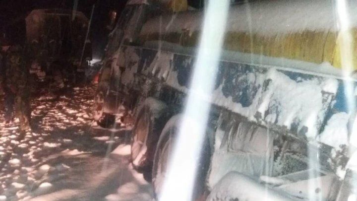 Un camion încărcat cu combustibil a ajuns în şanţ pe traseul Chişinău-Bălţi. Geniștii Armatei Naționale au sărit în ajutor