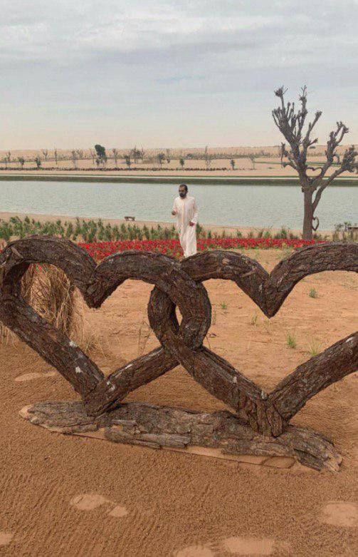 Энозер лов. Дубай Love Lake. Озеро сердце Дубай. Озеро в форме сердца Дубай. Остров в виде сердца в пустыне.