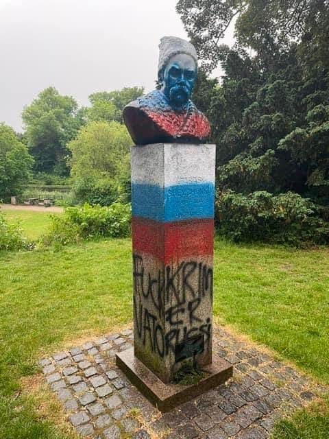 Вандалы раскрасили памятник Тарасу Шевченко в триколор на матче Россия-Дания
