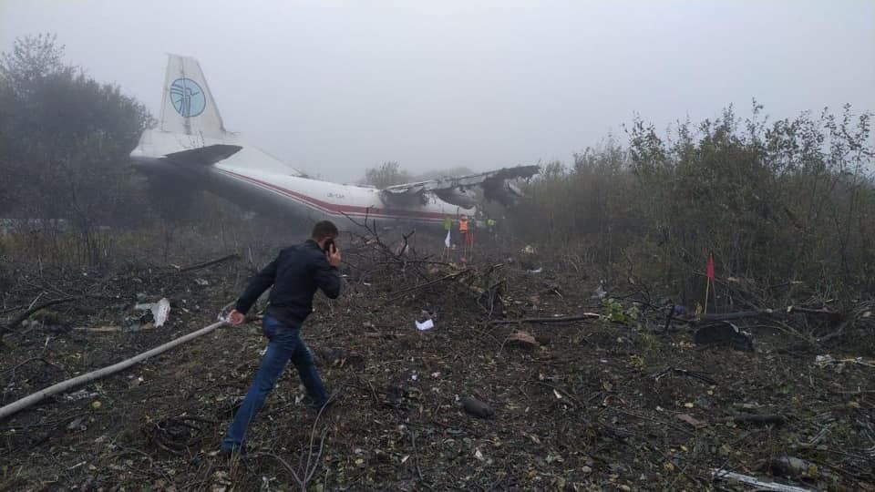 На Украине при аварийной посадке разбился Ан-12: погибли четыре человека