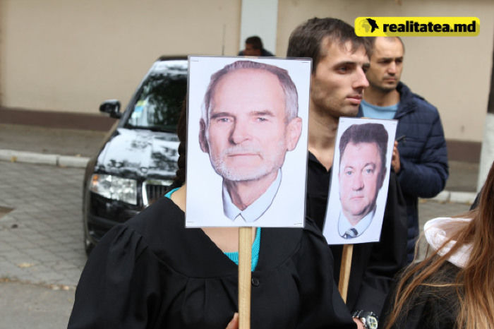Коммунисты протестовали у конституционного суда с фотографиями членов КС
