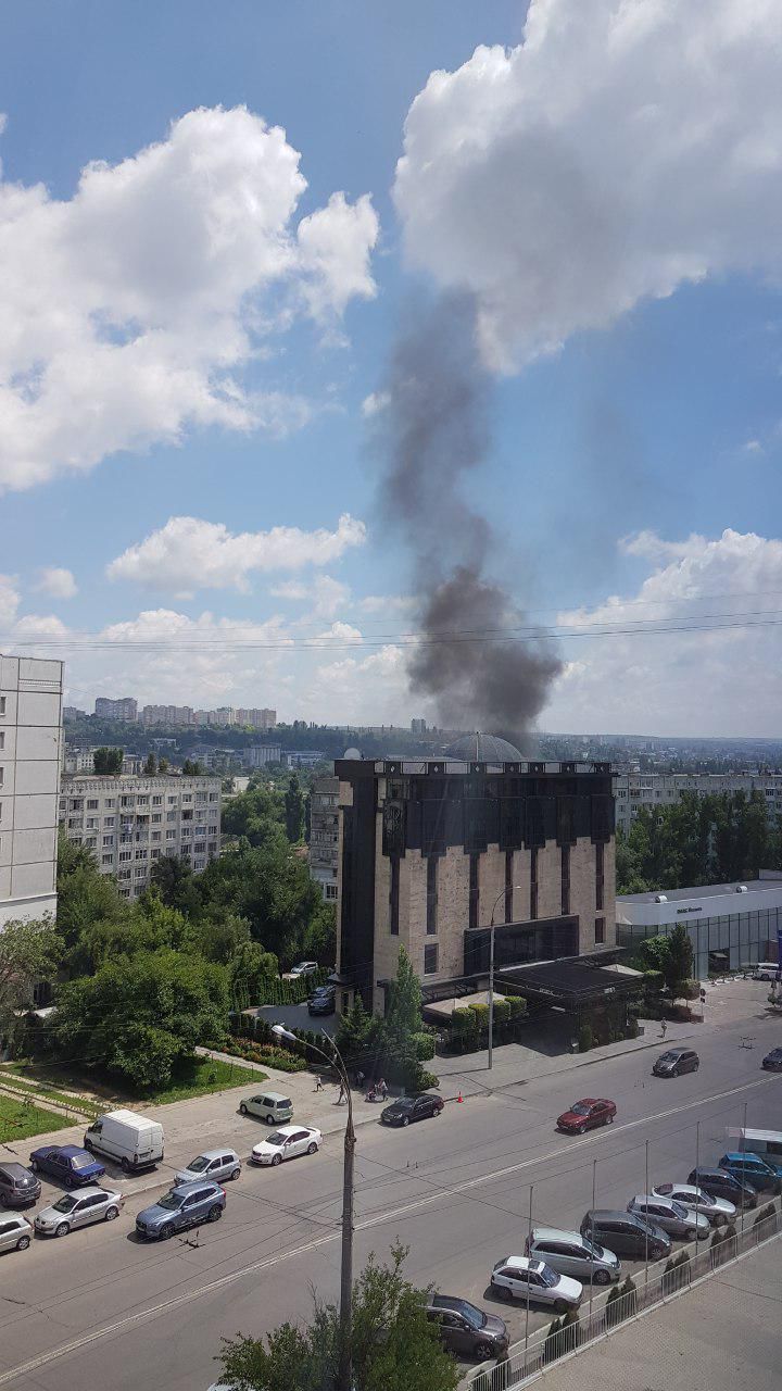 На одной из столичных улиц загорелся автомобиль