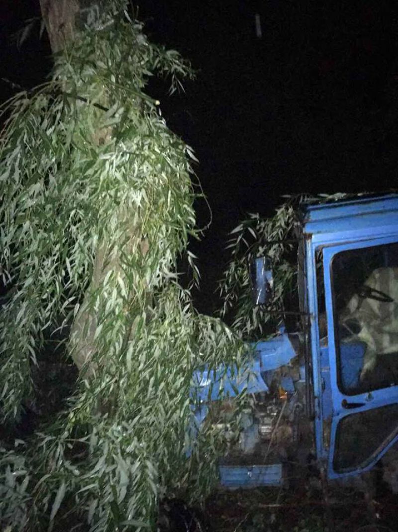 Un bărbat a murit, după ce tractorul în care se afla s-a izbit de un copac