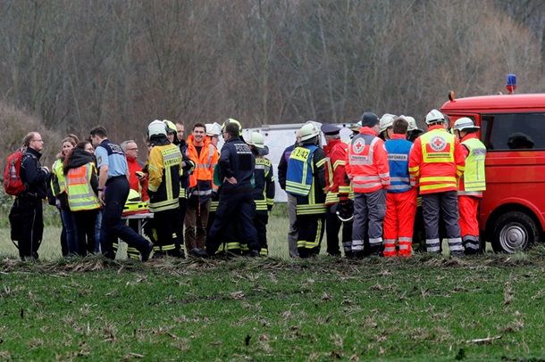 В Германии в воздухе столкнулись самолет и вертолет, есть погибшие
