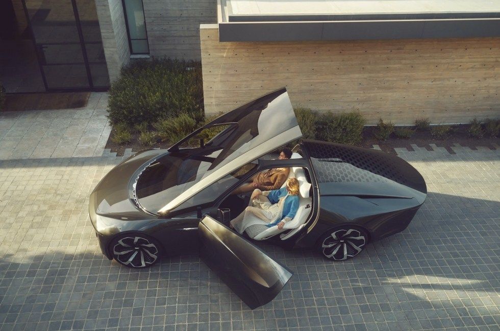 Cadillac InnerSpace: телевизор вместо лобового стекла и тапочки вместо педалей