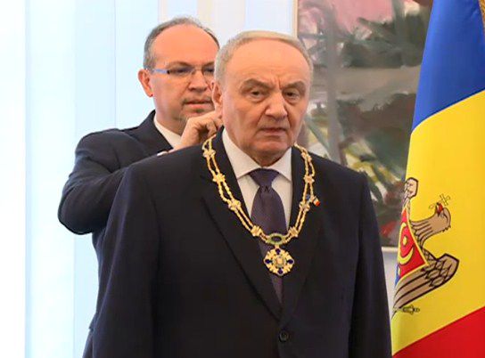 Nicolae Timofti a primit distincția acordată de Klaus Iohannnis