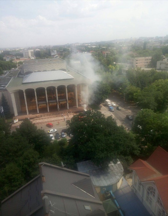 Грузовик въехал в панно перед Дворцом Республики и загорелся
