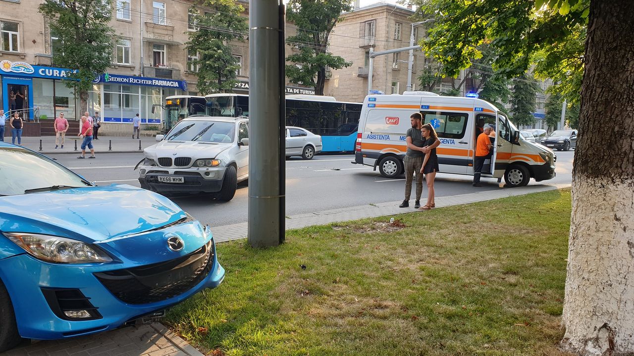 В центре столицы произошла авария с участием BMW