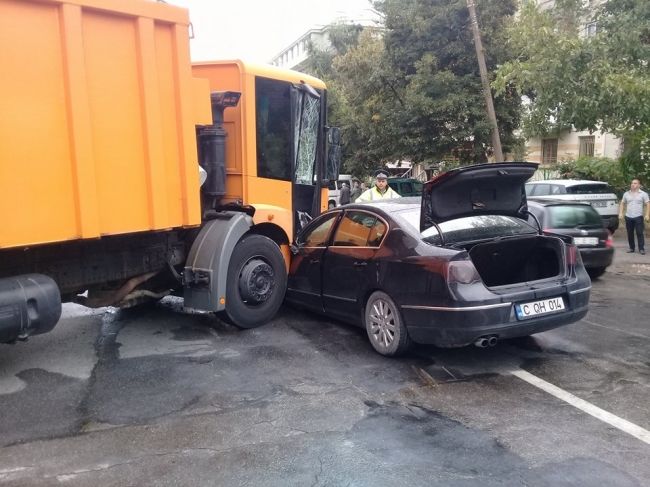 Un Volkswagen, avariat rău după ce s-a ciocnit cu o mașină de gunoi în centrul Capitalei