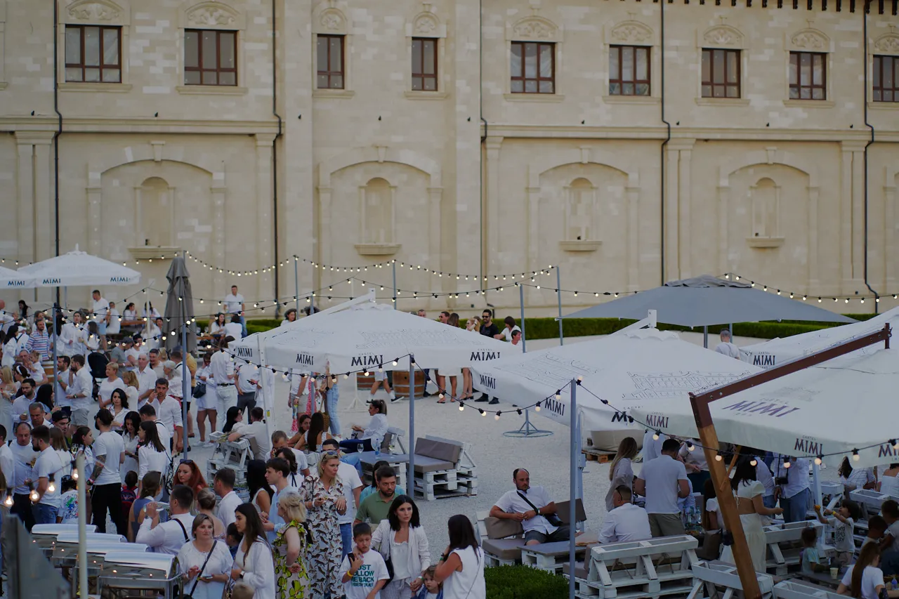 Cucoanele Fiesta в Castel Mimi