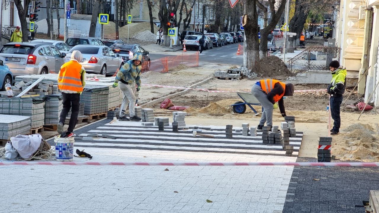 Продолжается ремонт тротуаров в историческом центре столицы