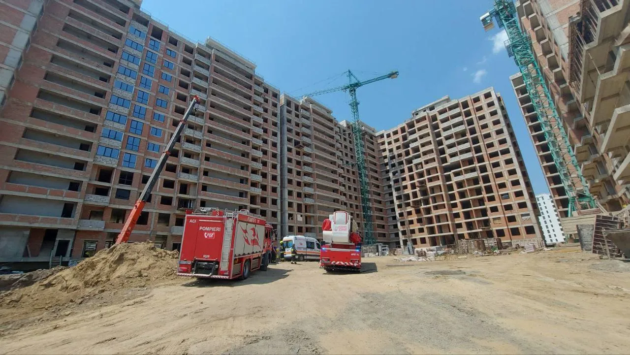 Сотрудники ГИЧС спасли крановщика, находившегося на высоте 50 метров