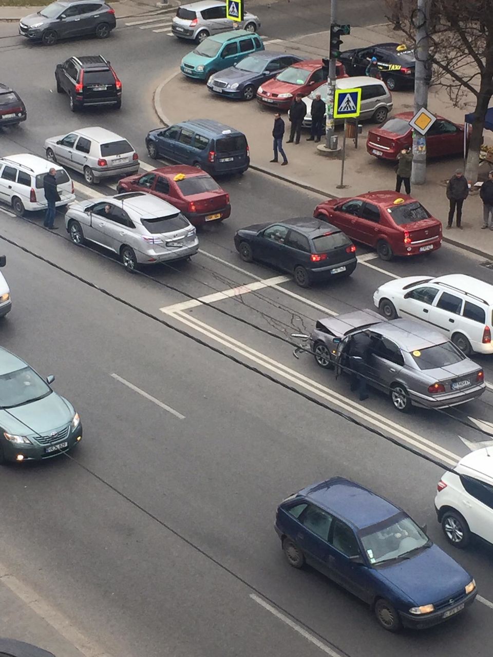 Un BMW a lovit puternic din spate un Lexus oprit la semafor