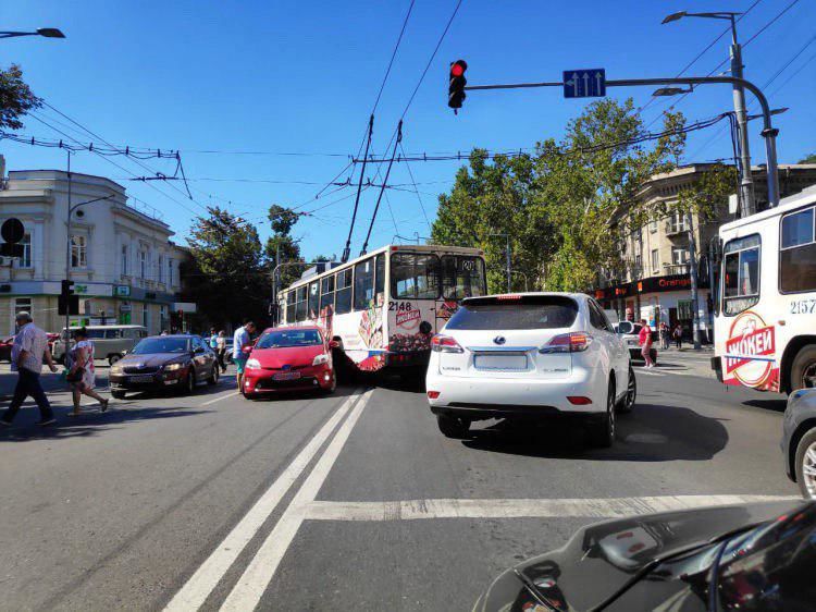 В центре Кишинева столкнулись троллейбус и легковушка