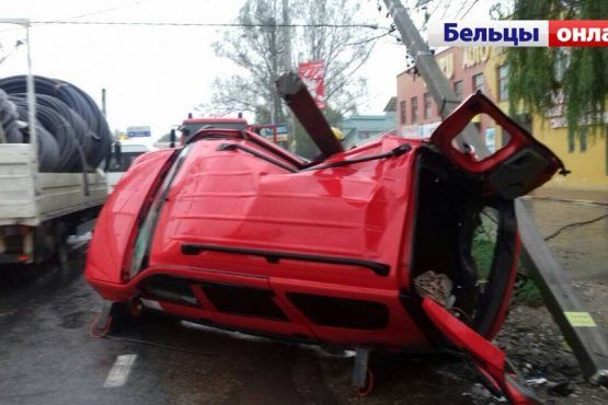 Утреннее ДТП в Бельцах: водитель снёс два столба
