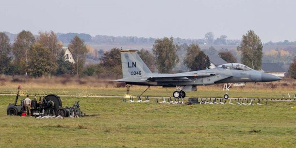 Истребитель США аварийно приземлился в Украине