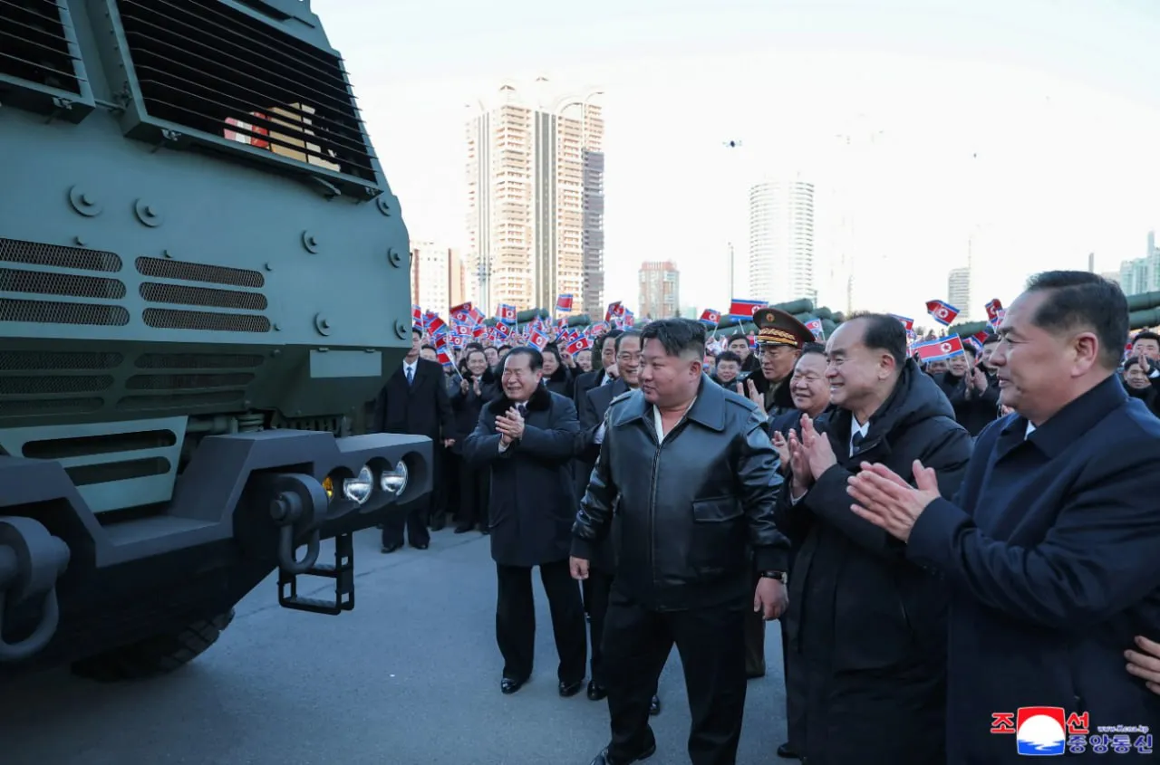 Kim Jong Un s-a urcat la volanul unui lansator de rachete multiple