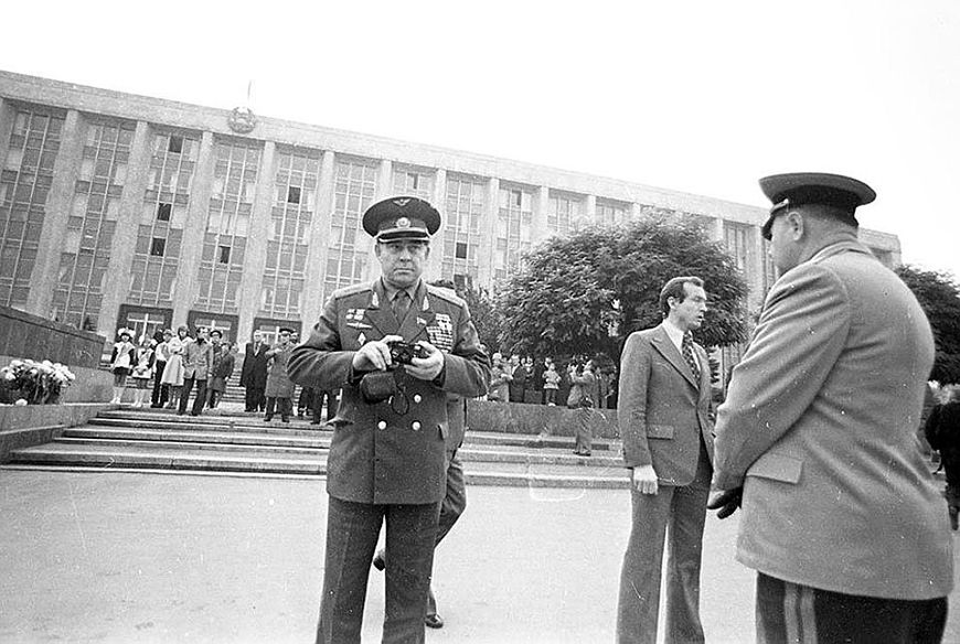 Опубликованы фотографии, как молдаване встречали космонавтов