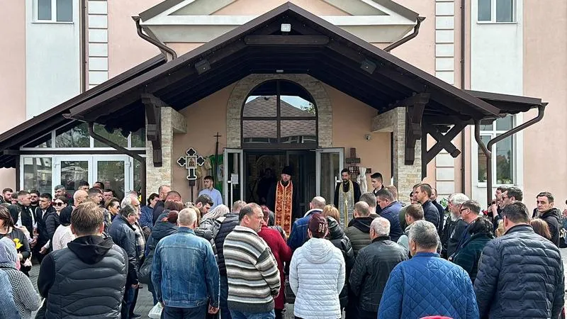 В Ставченах прощались с 23-летним парнем, умершим во время игры в футбол
