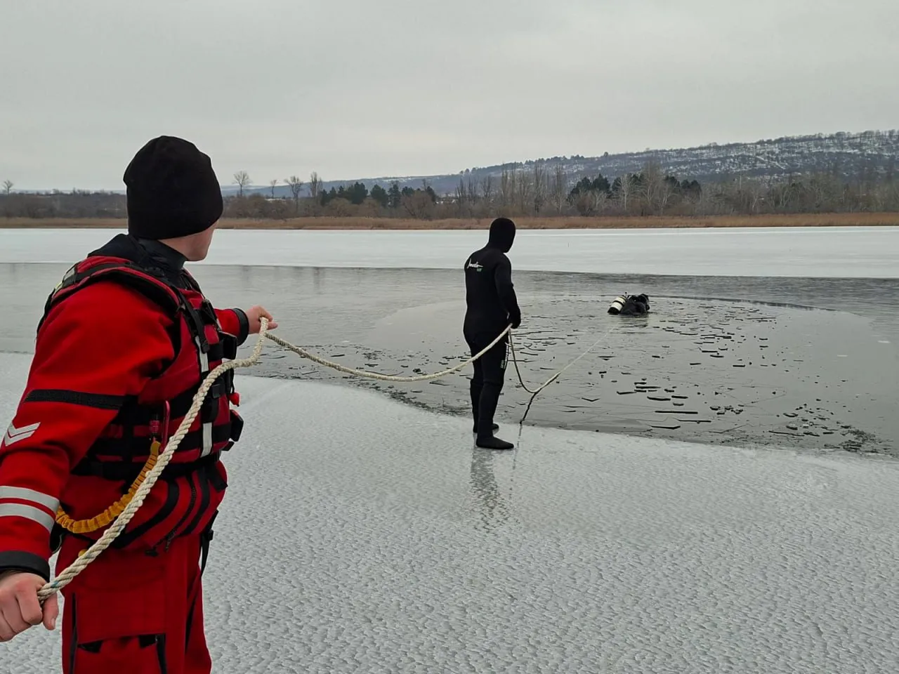 O mașină s-a prăbușit sub gheață în lacul Ghidighici: A fost observată de o dronă