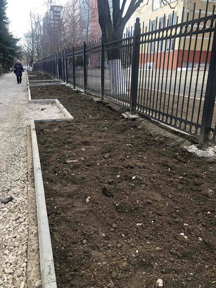 На Чеканах обустраивают школьную аллею в верхней части бульвара Мирча чел Бэтрын