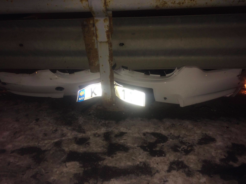 Impact violent în capitală:Un şofer, transportat la spital după ce maşina pe care o conducea s-a tamponat cu un alt vehicul