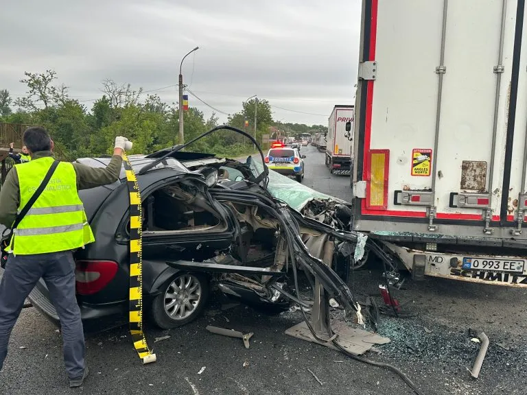 Accident grav la Iași: O mașină din Moldova s-a izbit de un camion la PTF Sculeni