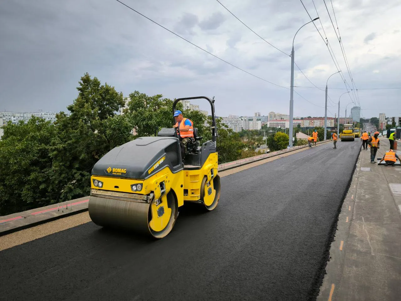 На мосту по улице Михая Витязула уложен первый слой асфальта