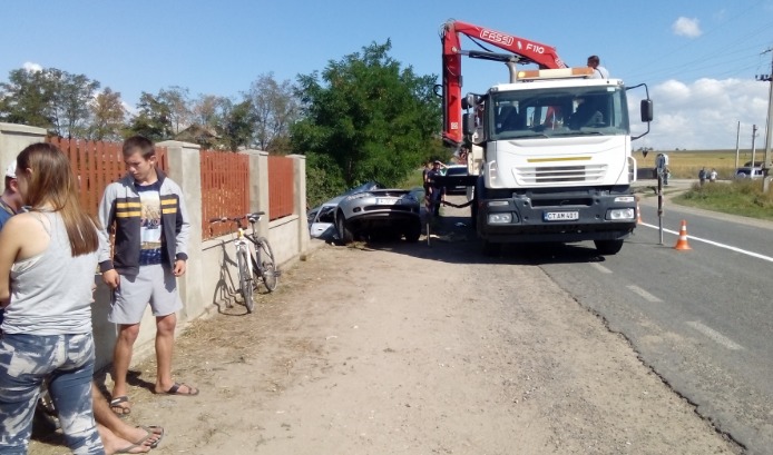 Accident teribil la Cantemir: O persoană a murit după ce maşina în care se afla a intrat într-un gard de beton
