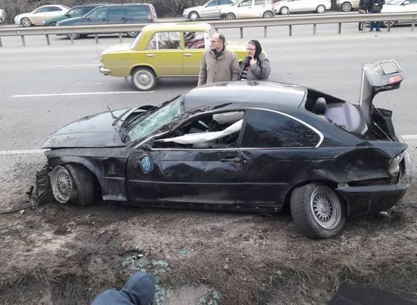 Un BMW, facut praf dupa ce a fost implicat intr-un accident la intrarea in Chisinau