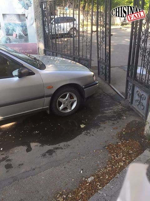 В Кишиневе из-за микроавтобуса повреждены два легковых автомобиля