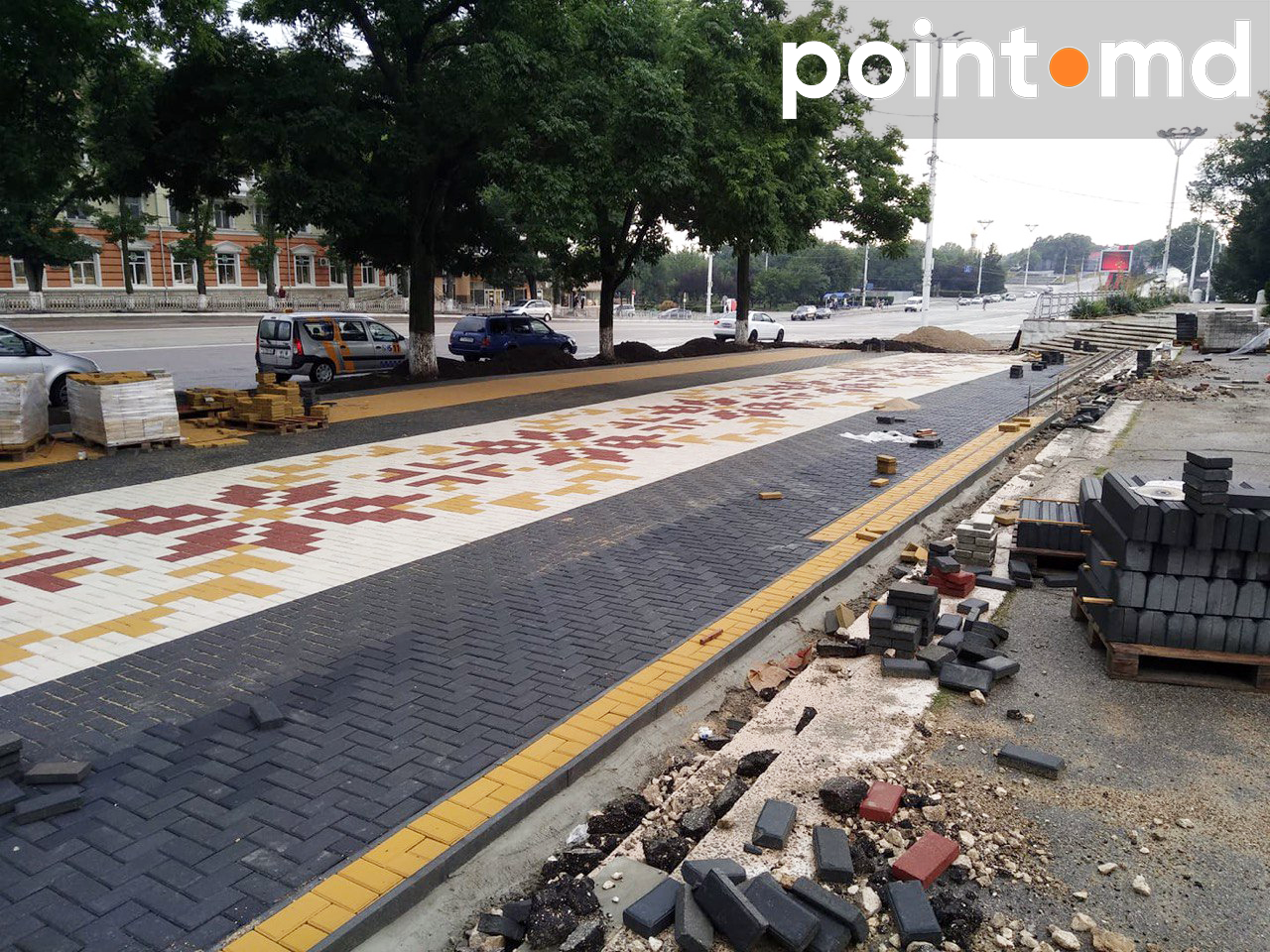 В центре Тирасполя выкладывают тротуар плиткой с узорами