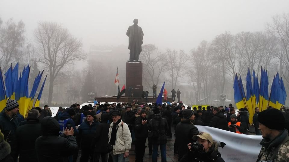 В Киеве протестующие прорвались к памятнику Шевченко, где ждут Порошенко