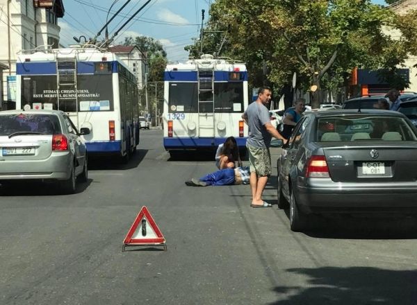 A căzut din troleibuz. Un bărbat, întins pe asfalt în Capitală