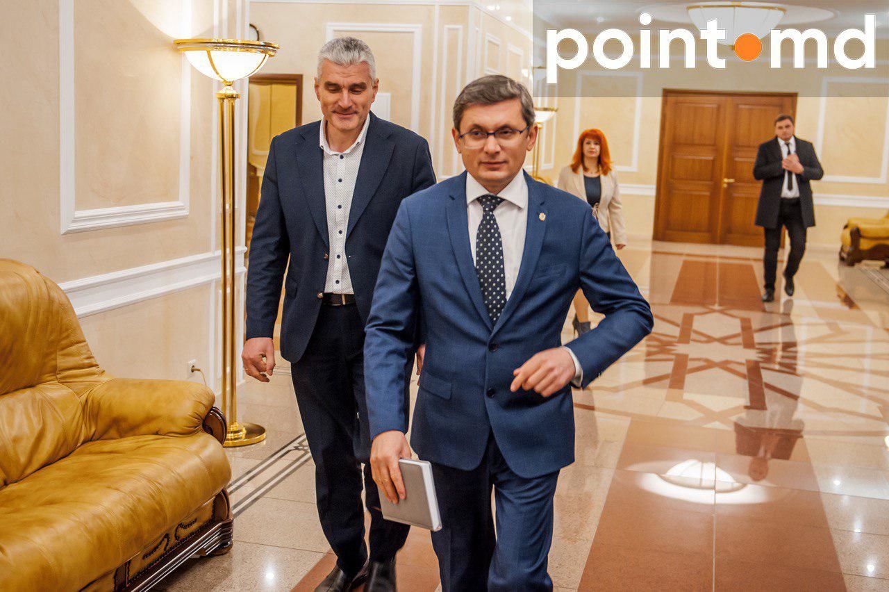 Игорь Гросу и Александр Слусарь пришли на консультации с президентом