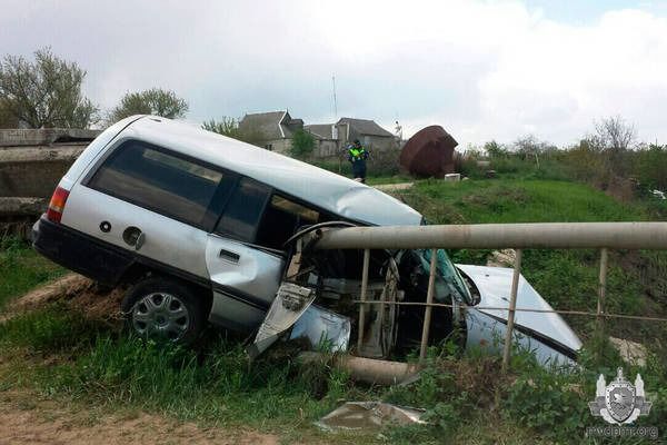 Opel нетрезвой автоледи едва не упал в ручей