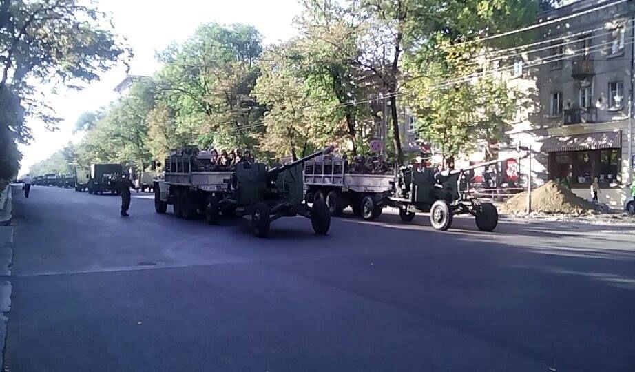 Tehnica militară se plimbă prin oraș. Traficul este din nou dat este cap