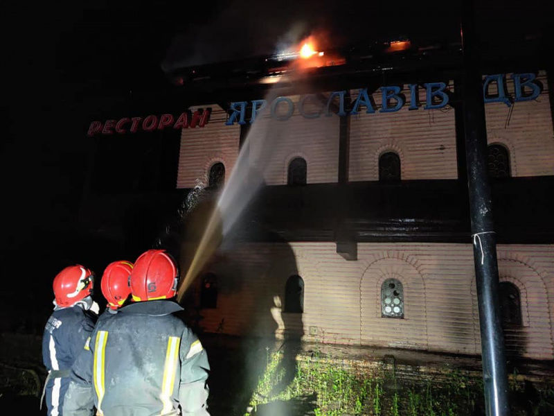 В Киеве горел ресторан, огонь тушили 11 спецмашин