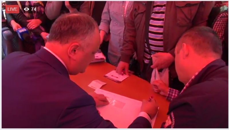 Dodon a semnat pentru demiterea lui Chirtoacă: „Cu Doamne Ajută”