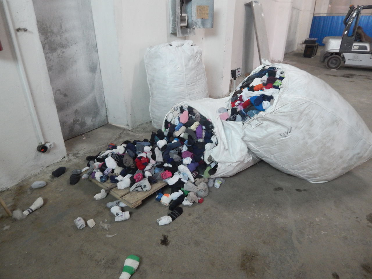 A încercat să aducă ilegal în Moldova peste 300 de kilograme de ciorapi second hand