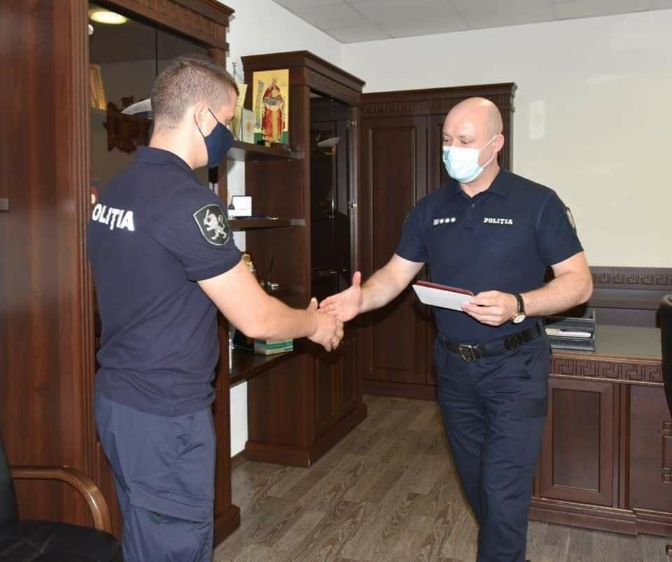 Полицейского, спасшего девочек от педофила, наградили