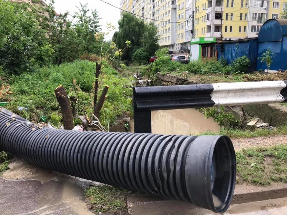 Прошедшие дожди затопили несколько квартир и подвалов домов на Буюканах