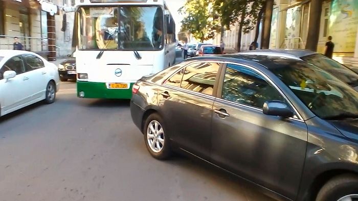 Неправильно припаркованный автомобиль заблокировал проезд автобусу