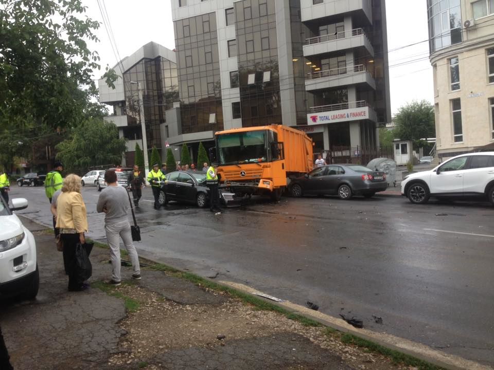 В центре Кишинева мусоровоз преградил путь легковушке